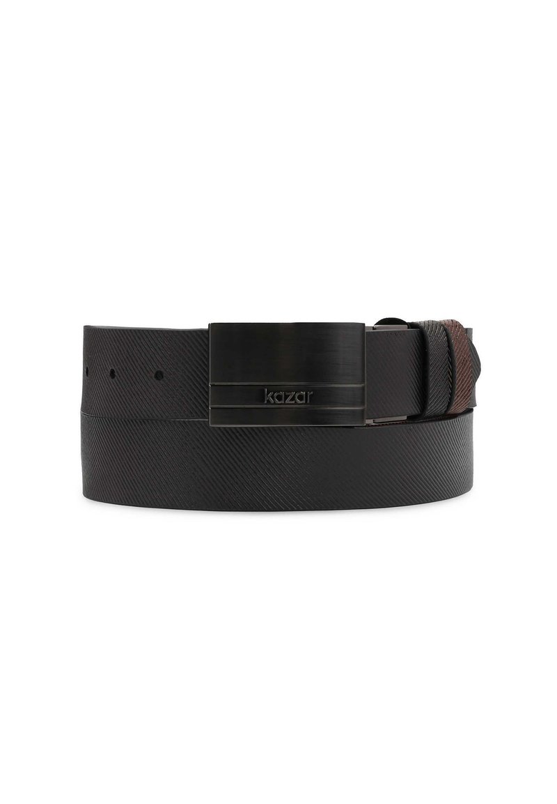 Cinturón negro texturizado con hebilla rectangular grabada, que presenta un logotipo. La hebilla tiene un acabado pulido y un diseño moderno.