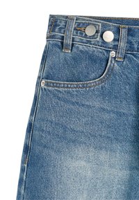 Jasnoniebieskie dżinsy z lekko wyblakłym wykończeniem, z dwiema metalowymi guzikami, kieszenią z przodu oraz kontrastowym szwem.