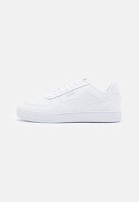 Weiße Leder-Sneaker im Low-Top-Design mit glatter Oberfläche, runder Zehenform, durchbrochener Detailgestaltung und einem dezenten Logo an der Seite. Mit weißen Schnürsenkeln und Sohle.