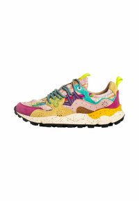 Sneaker multicolore con un mix di suede e tessuto. Presenta una suola intermedia bianca maculata, una linguetta in rete e una suola in gomma con accenti a contrasto.