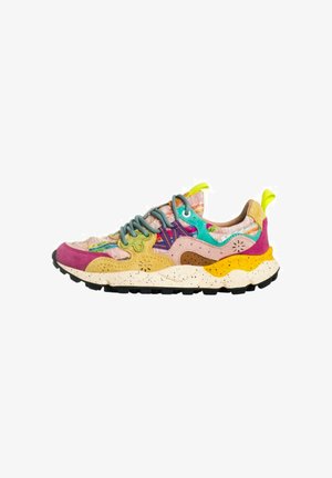 Sneaker multicolore con un mix di suede e tessuto. Presenta una suola intermedia bianca maculata, una linguetta in rete e una suola in gomma con accenti a contrasto.