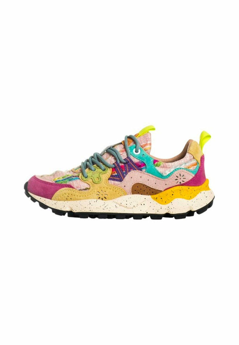 Sneaker multicolore con un mix di suede e tessuto. Presenta una suola intermedia bianca maculata, una linguetta in rete e una suola in gomma con accenti a contrasto.