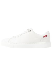 Baskets en cuir blanc avec bout rond, lacets plats et logo embossé sur le côté. Tige texturée et semelle en caoutchouc lisse avec surpiqûres discrètes.