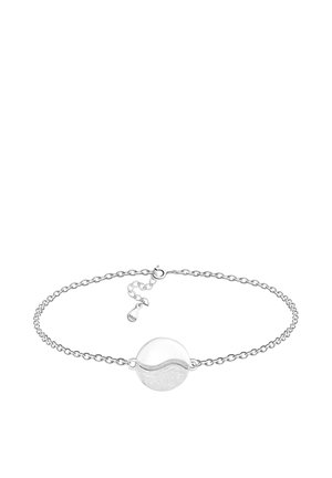 Bracelet en argent avec un pendentif yin-yang rond sur une chaîne délicate et un fermoir ajustable marqué "S925" pour argent sterling.