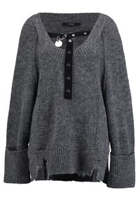 Grauer Strickpullover mit weitem Halsausschnitt, langen Ärmeln und gerippten Bündchen. Mit einer Knopfleiste an der Vorderseite und ausgefransten Saumdetails.