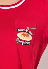 Rood katoenen T-shirt met een wit afgebiesde halslijn en een zak met een kleurraf spaghetti-graphic en tekst "Pasta la vista Spaghetti."
