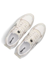 Witte en beige sneakers met een mix van mesh- en suede-materialen, met een vetersluiting, een logo op de tong en textuuraccenten.