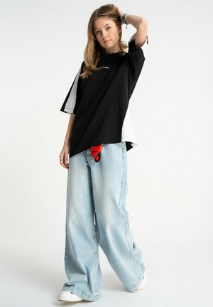 - T-shirt z nadrukiem