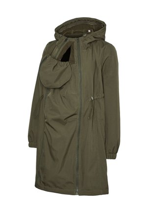 Groene jas met capuchon, ritssluiting aan de voorkant en een afneembaar zakje met ritssluiting op de borst, elastische manchetten en verstelbare taillekoord.