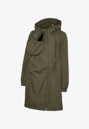 Groene jas met capuchon, ritssluiting aan de voorkant en een afneembaar zakje met ritssluiting op de borst, elastische manchetten en verstelbare taillekoord.