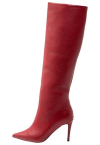 Botte rouge en cuir montant jusqu'au genou avec un bout pointu et un grand talon aiguille. Présente une finition lisse et une silhouette épurée.