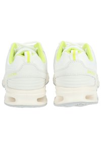 Scarpe da ginnastica bianche con accenti e lacci giallo neon. Tallone e suola imbottiti, superficie liscia, design moderno con materiale traspirante.