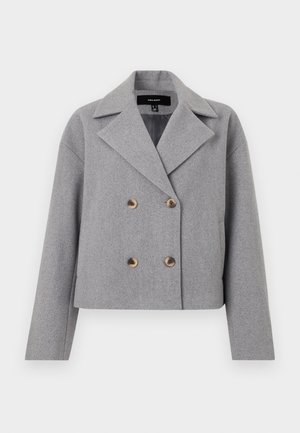 Giacca grigia corta con un design doppiopetto, colletto a revers e bottoni in legno. Realizzata in tessuto texturizzato con maniche lunghe.
