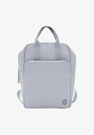 Jasnoszary plecak z gładkim syntetycznym wykończeniem, podwójnymi uchwytami u góry, regulowanymi paskami i kieszenią na zamek błyskawiczny z przodu. Okrąły akcent logo po boku.