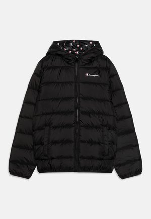 Svart boblejakke med hette, horisontal quiltet design, to sidelommer og et mønstret interiør med Champion-logoen.