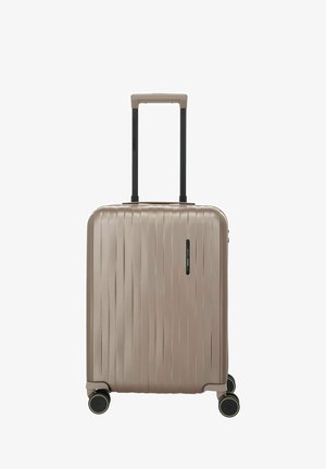 Valigia beige rigida con scanalature verticali, quattro ruote girevoli e manico telescopico estendibile nero e beige.