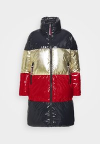 Vadderad jacka med hög krage, med glänsande svarta, guld, röda och blå horisontella färgblock. Dragkedjestängning och sidofickor.