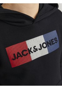 Felpa nera con cappuccio caratterizzata da una grafica orizzontale con strisce rosse, bianche e blu e il nome del marchio "JACK&JONES" in lettere in grassetto.