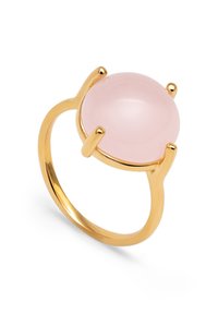 Goldfarbener Ring mit einem glatten, runden, blassrosa Stein, der von vier Krappen gehalten wird, mit einem polierten Metallband und abgerundeten Kanten.