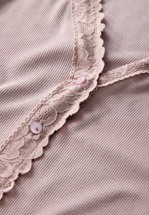 Hellrosa geripptes Stoff mit Spitzenbesatz entlang des Halsausschnitts. Verfügt über zwei rosa Knöpfe, die dem Design eine zarte Note verleihen.