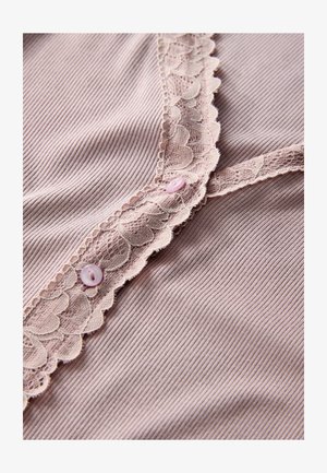 Svetloružová rebrovaná látka s čipkovanou lemovkou pozdĺž výstrihu. Obsahuje dva ružové gombíky, ktoré dodávajú dizajnu jemný detail.