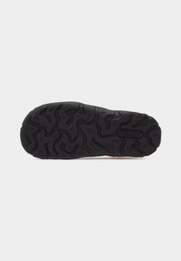 Μαύρη σόλα παπουτσιού από καουτσούκ με ακανόνιστο υφή και λογότυπο «reima» ανάγλυφο κοντά στη φτέρνα.