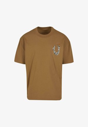 T-shirt en coton marron avec des manches courtes, un col rond et un design graphique sur la poitrine avec le texte "True Religion."