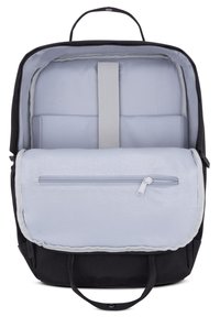 Svart och grå ryggsäck öppen för att visa det vadderade laptopfacket med elastiskt band och innersidans dragkedjefack på locket.