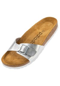 Silverfärgad halksandalsko med en bred rem och en metallspänne, som har en texturerad yta, en korkfotbotten och en vit gummisula.