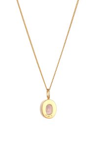 Guldtonet halskæde med en cirkulær vedhæng, der har en oval, rosenfarvet sten. Kæden er snoet og har en medium tykkelse.