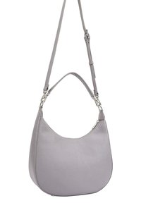 Sac à main en cuir gris avec une forme courbée, une bandoulière réglable et des détails de couture subtils. Texture lisse avec un design classique.