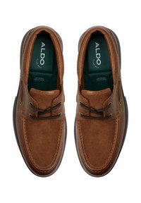 Scarpe in pelle marrone con finitura texturizzata, sistema di allacciatura e collo imbottito. L'interno presenta una soletta verde scuro con branding.