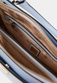 Guess DARYNA SATCHEL - Borsa a mano - himmelblau