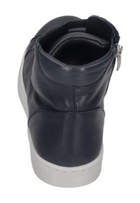 Navyblaue Leder-Ankle-Boots mit einer weißen Gummisohle, einem Reißverschluss an der Rückseite und geraffter Textur an der Ferse für eine flexible Passform.
