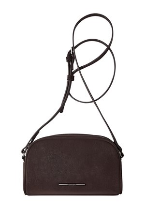 Braune Ledertasche für den Crossbody-Tragestil mit strukturierter Oberfläche, gewölbtem Oberteil und verstellbarem Gurt. Verfügt über ein silberfarbiges Detail an der Vorderseite.