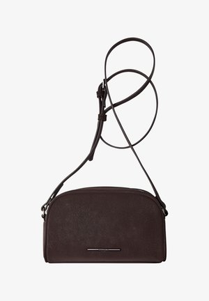 Brun læder crossbody taske med en struktureret overflade, buet top og justerbar rem. Har en sølvfarvet accent på fronten.