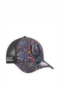 Casquette noire avec un motif à éclaboussures colorées, dotée d'un logo en relief et d'une étiquette latérale portant la mention "Crucial Catch Intercept Cancer".