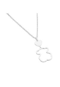 Collar de plata con un colgante en forma de oso de peluche y un pequeño charm de corazón, con una textura suave y un diseño de cadena delicado.