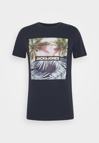 Námořnická modrá tričko s krátkým rukávem se čtvercovým grafickým motivem palem a listů s nápisem "JACK & JONES" ve středu.