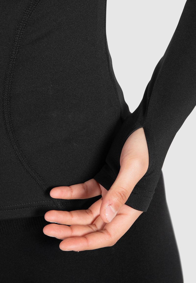Schwarzes langärmeliges Sportoberteil mit tailliertem Schnitt, das Daumenlöcher in den Ärmeln und einen glatten, elastischen Stoff aufweist.
