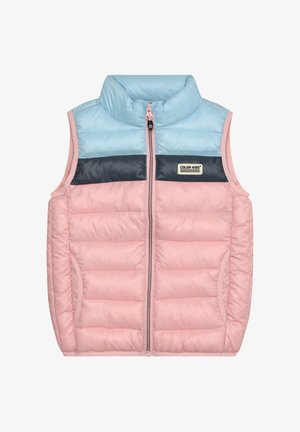 Lichtgewicht gewatteerd vest met een pastelblauwe bovenkant, een marineblauw middenstuk en een roze onderkant, voorzien van horizontale stiksels en een ritssluiting.