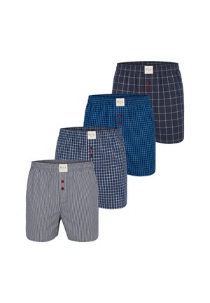 Vier Paar Herren-Boxershorts in verschiedenen blauen Karo- und Streifenmustern, jeweils mit roten Knöpfen und weißem Etikett am Bund.