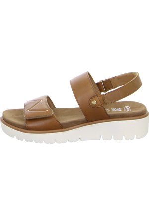 Braune Ledersandale mit einem breiten Riemen über dem Zeh, verstellbarem Knöchelriemen und weißer Gummisohle mit texturiertem Muster.