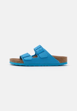 Sandale à glissière ouverte en bleu vif avec dessus en textile texturé, deux sangles réglables et semelle en liège. Semelle en caoutchouc pour l'adhérence.