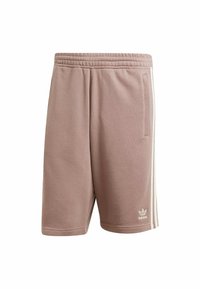 Shorts rosa chiaro con vita elasticizzata, due tasche laterali e strisce laterali bianche. Presenta un logo Adidas ricamato sull'orlo.