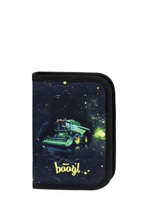 Dunkles Reißverschluss-Etui mit grünem Mähdrescher und gelbem „baagl“-Schriftzug vor einem sternenklaren, kosmischen Hintergrund.