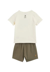 Kinder tweedelige set; crèmekleurig katoenen t-shirt met groen logo, en olijfgroene shorts met borduursel. Zacht, casual ontwerp.