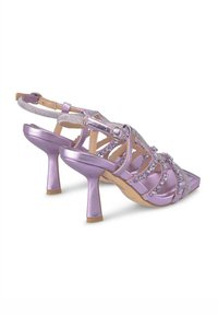 Metalen lavendel slingback hakken met een gestructureerde band, kleine vierkante neus en decoratieve strass accenten. 7,5 cm brede hak.