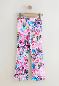 Barvite razširjene pajkice s roza osnovo, na katerih je živahen cvetlični in abstraktni vzorec v modrih, črnih in vijoličnih odtenkih. Prilega se na lesen sponko.