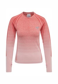 Rød atletisk langærmet skjorte med gradientdesign, der har tekstureret stof, kontrasterende sømme og en lille logo på brystområdet.